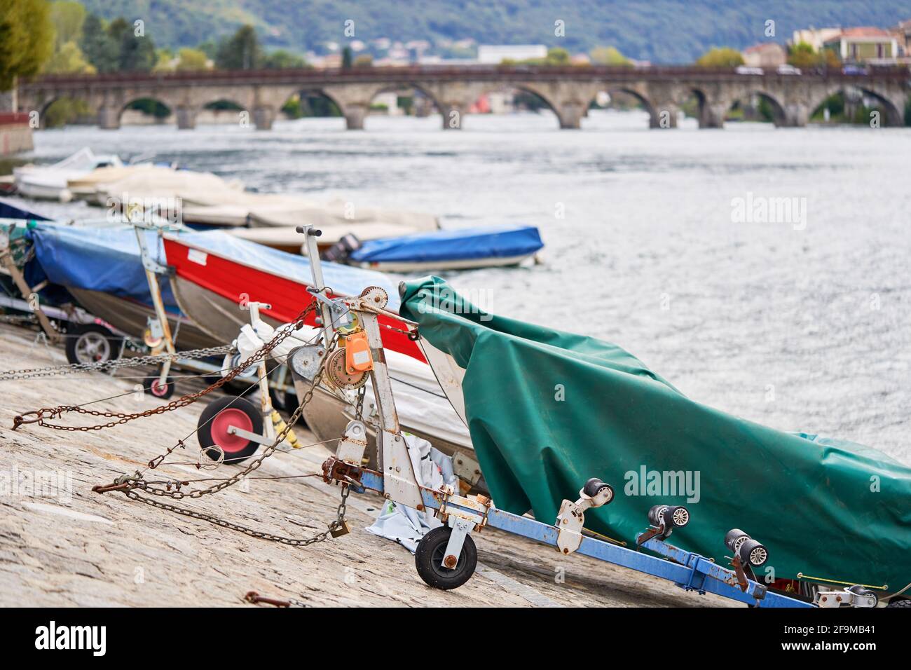 Angedockt Boote auf dem Comer See Bezirk in Italien auf Sonniger Tag Stockfoto