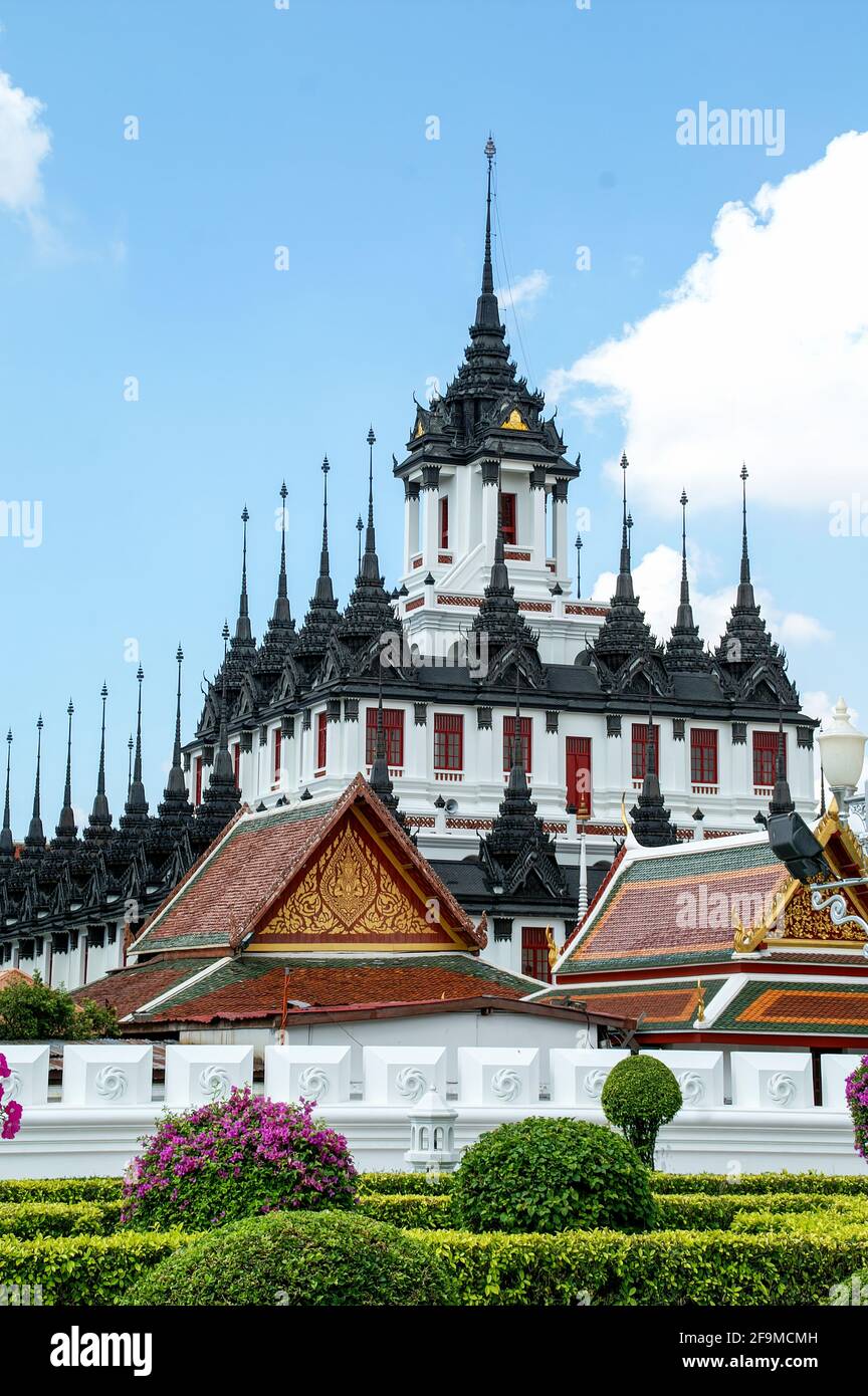 Wat Ratchanatdaram. Loha Prasat Tempel; Eisernes Kloster. Bangkok, Thailand Stockfoto