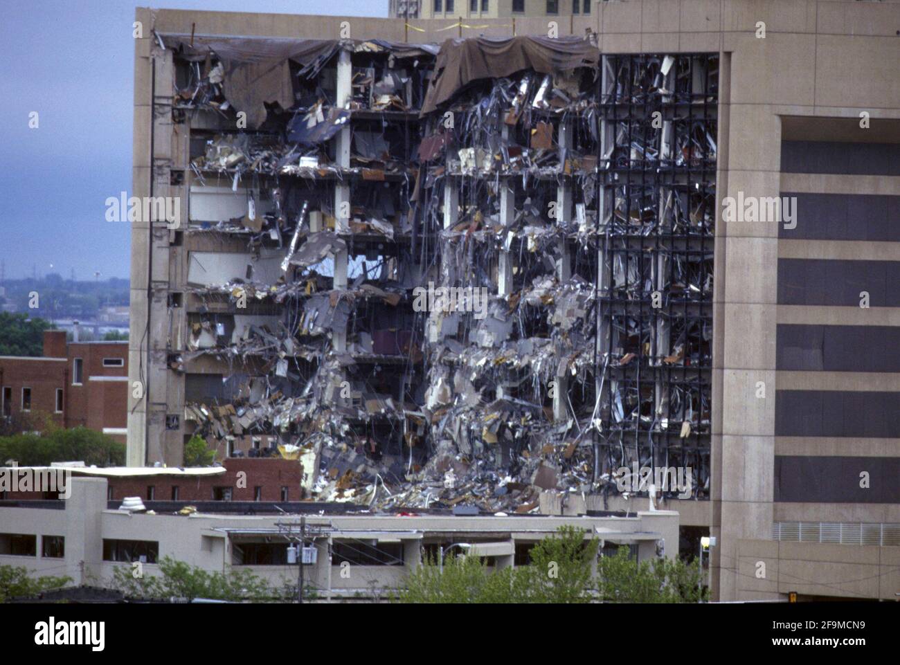 Oklahoma City, OK, USA. April 2021. Nach dem Bombenanschlag vom 19. April 1995, bei dem 168 Menschen ums Leben kamen, darunter mehrere Kinder, durchsieben die Arbeiter tagelang die Trümmer des Murrah Federeal-Gebäudes im Stadtzentrum von Oklahoma City. Der Armeeveteran Timothy McVeigh wurde für die Morde verurteilt. Quelle: Bob Daemmrich/ZUMA Wire/Alamy Live News Stockfoto