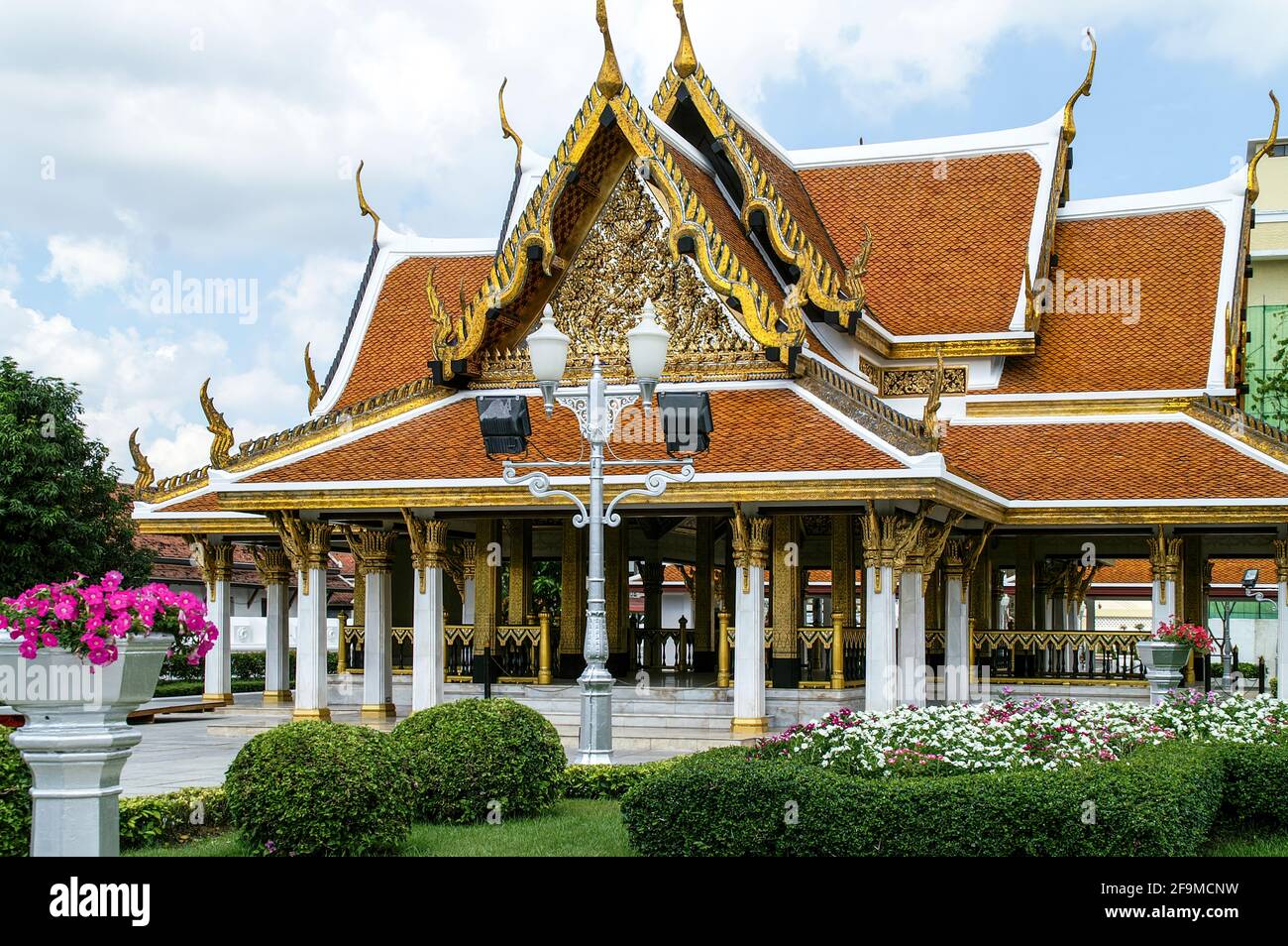 Großer Palast; พระบรมมหาราชวัง. Wat Ratchanatdaram Bangkok, Thailand Stockfoto