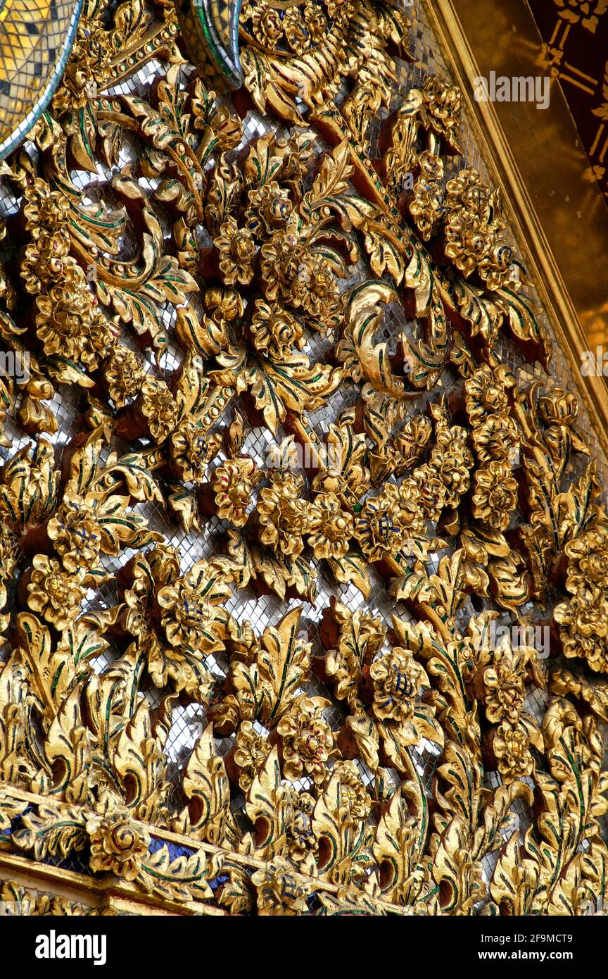 Detail der dekorativen Arbeit am Wat Ratchanatdaram. Bangkok, Thailand. Großer Palast; พระบรมมหาราชวัง; Loha Prasat Tempel; Eisernes Kloster; Stockfoto