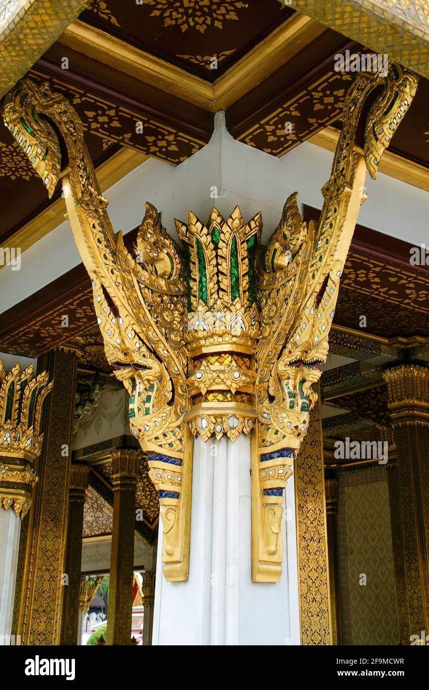 Architektonisches Detail der dekorativen Arbeiten am Wat Ratchanatdaram. Bangkok, Thailand. Großer Palast; พระบรมมหาราชวัง; Loha Prasat Tempel; Eiserner Mönch Stockfoto