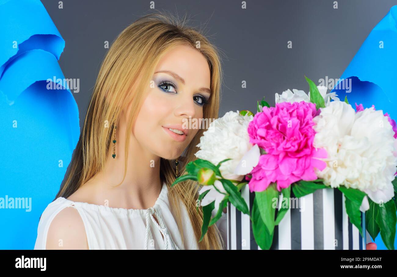 Schöne Frau mit Blumenstrauß aus Pfingstrosen. Feiertage. Valentinstag. Frauentag. Stockfoto