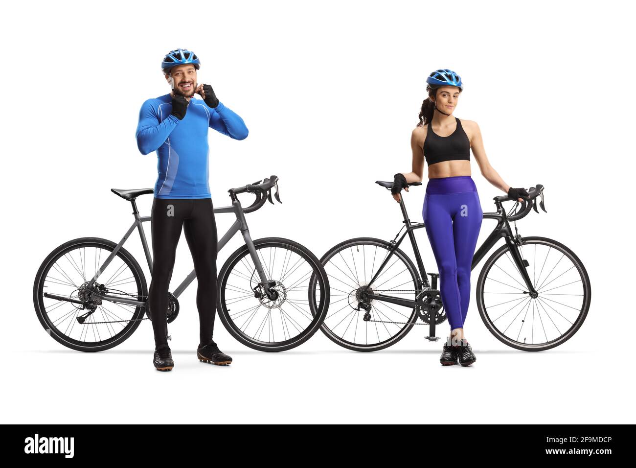 Junge Radsportlerinnen und -Radfahrer, die sich isoliert auf ihre Fahrräder stützen Auf weißem Hintergrund Stockfoto