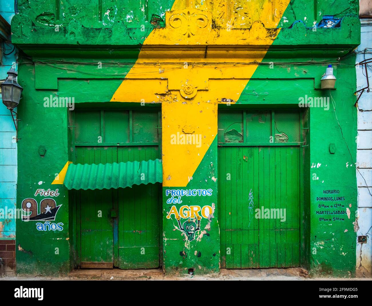 Havanna, Kuba, Juli 2019, farbenfrohe Fassade eines geschlossenen Lebensmittelladens im ältesten Teil der Stadt Stockfoto