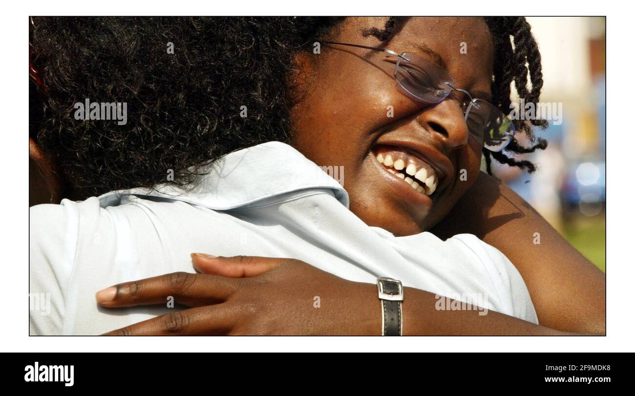 Carla Jones erhielt 3 AS und ein A auf AS-Niveau. Aufregung und Tränen am Richmond upon Thames College in Twickenham, während Studenten dort EIN Niveau Ergebnisse erhalten. In diesem Jahr saßen 930 Studenten 2243 Prüfungen und erreichten eine Gesamtbestanden-Rate von 98,1%.PIC David Sandison 18/8/2005 Stockfoto