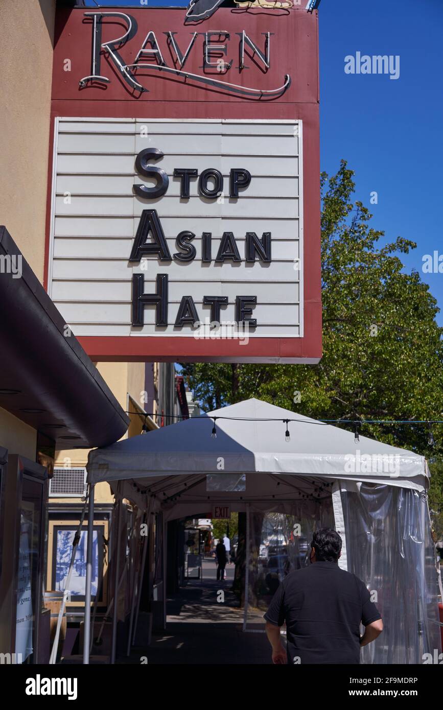 Stop Asian Hate wird auf dem Raven Theatre Schild in Healdsburg, Kalifornien, USA, angezeigt. Stockfoto