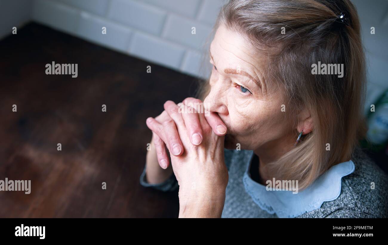 Nachdenkliche einsame depressive ältere Frau in ihrem Haus. Hochwertige Fotos Stockfoto