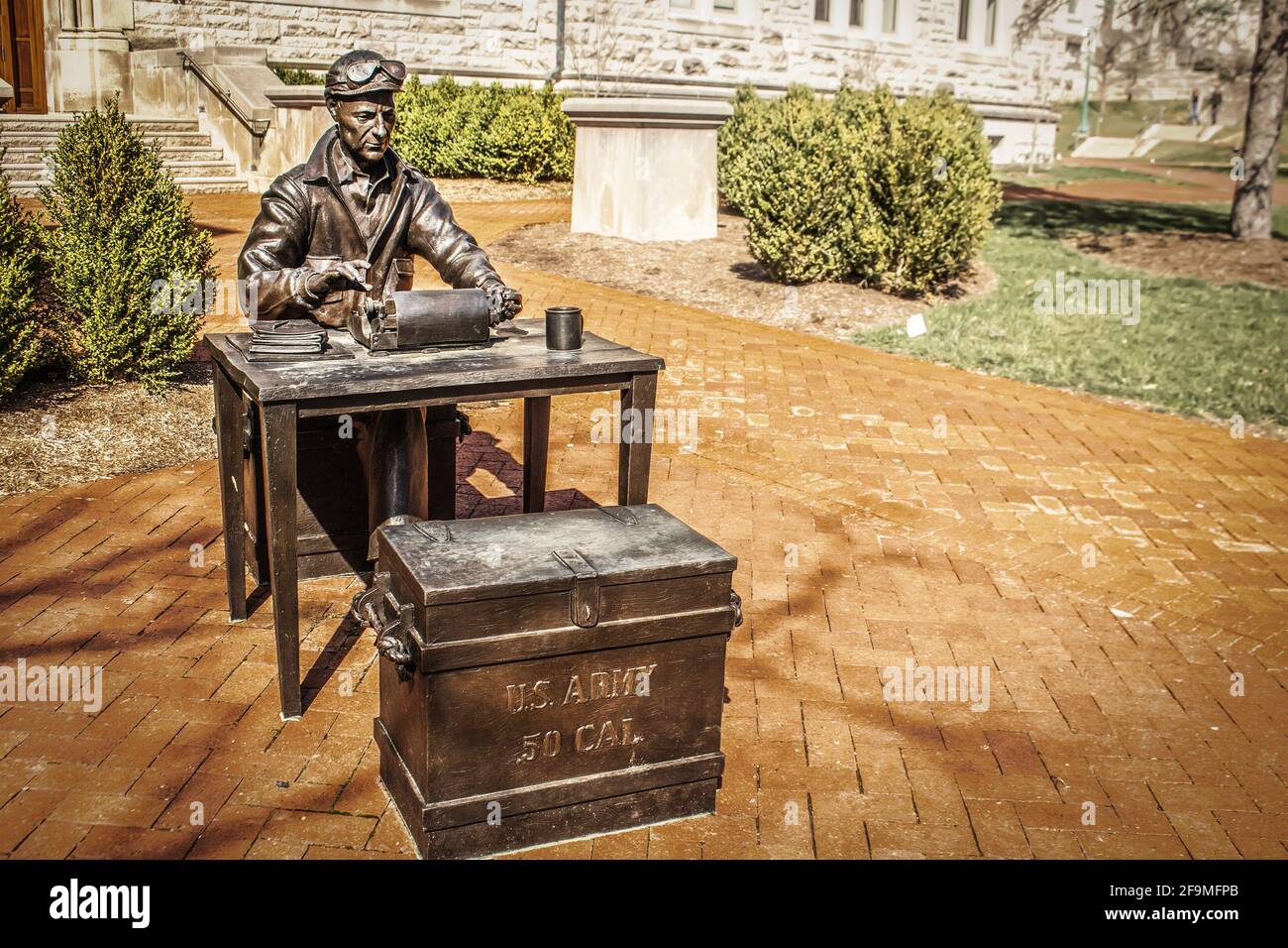 03 23 2021 Bloomington USA Bronzestatue des historischen US-amerikanischen Mannes Mit Schreibmaschine und Army Truhe und google sitzen auf campus der Indiana Universi Stockfoto