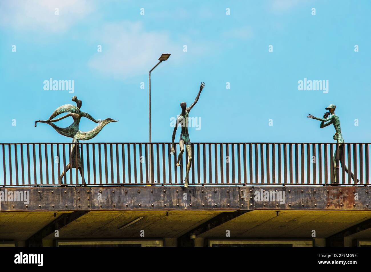 2019 07 19 Tiflis Georgien - verspielte Bronzestatuen von Ali und Nino - berühmte literarische Helden und ein Fotograf auf Barataschwili Brücke - die Brücke von Stockfoto