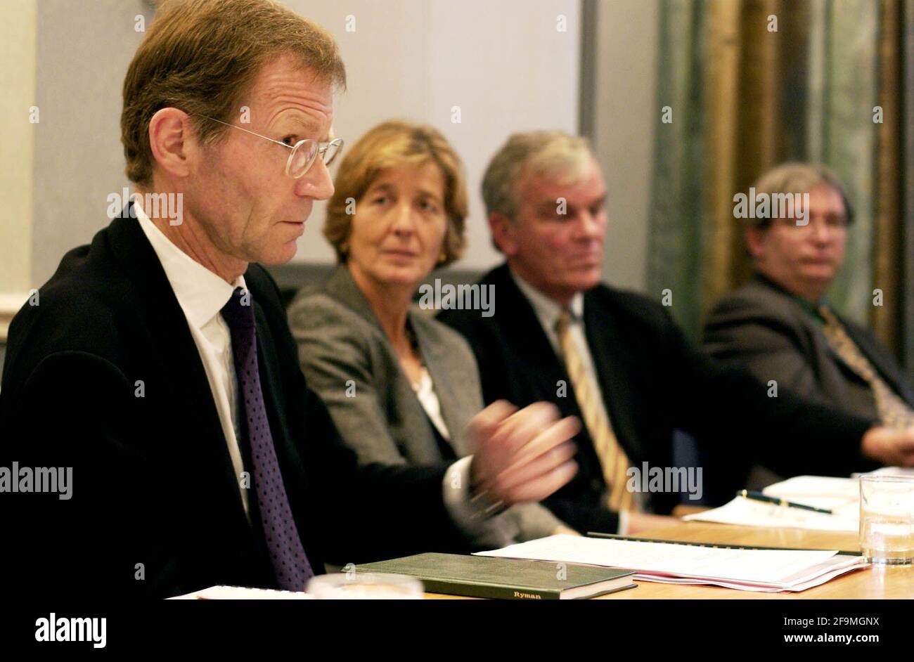 Nichola Serota von der Taskforce Regionale Museen mit Anna Southall, Chief Executive von Resource, Mathew Evans, Chairman von Resource und Stuart Davies, Director of Strategy & Planning of Resource bei einer Pressekonferenz heute Nachmittag bezüglich der Ankündigungen der Regierungen, dass sie 70 Millionen in vier Jahren für die Unterstützung der regionalen Museen Englands ausgeben wird.22. Oktober 2002 Foto Andy Paradise Stockfoto