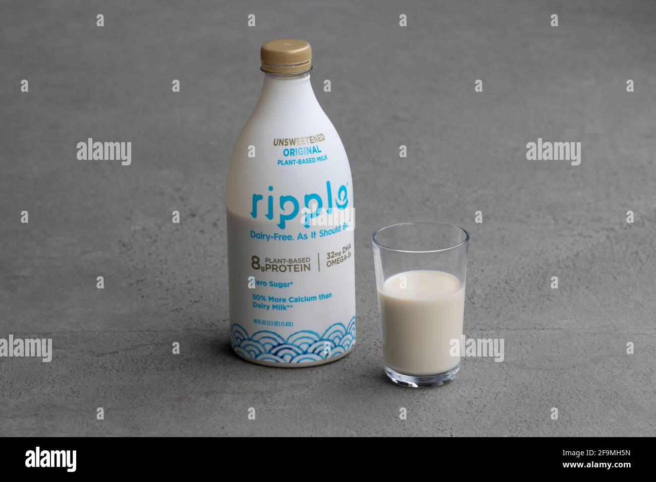 Welligkeit ungesüßte Original-Milch auf pflanzlicher Basis ohne Milchprodukte auf grauem Hintergrund. Ripple Foods ist eine in Kalifornien ansässige Marke von Erbsen-Protein-Molkerei Alternative ... Stockfoto