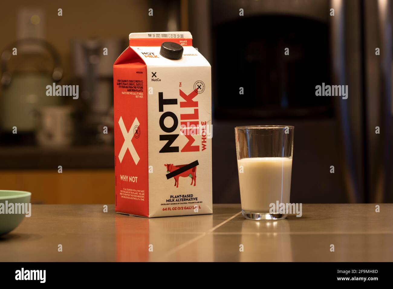 Vegane NotMilk Whole von NotCo ist auf der Küchentheke zu sehen. NotCo ist ein Lebensmitteltechnologieunternehmen mit Sitz in Santiago, das Fleisch und Milchprodukte auf pflanzlicher Basis herstellt... Stockfoto