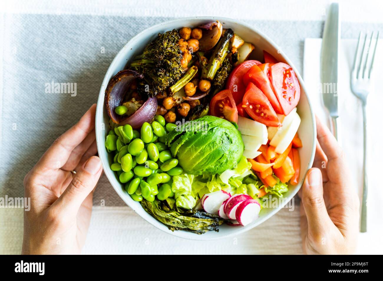 Verzehrfertig, gesund, vegan, geröstetes Gemüse, Avocado-Salatschüssel Stockfoto