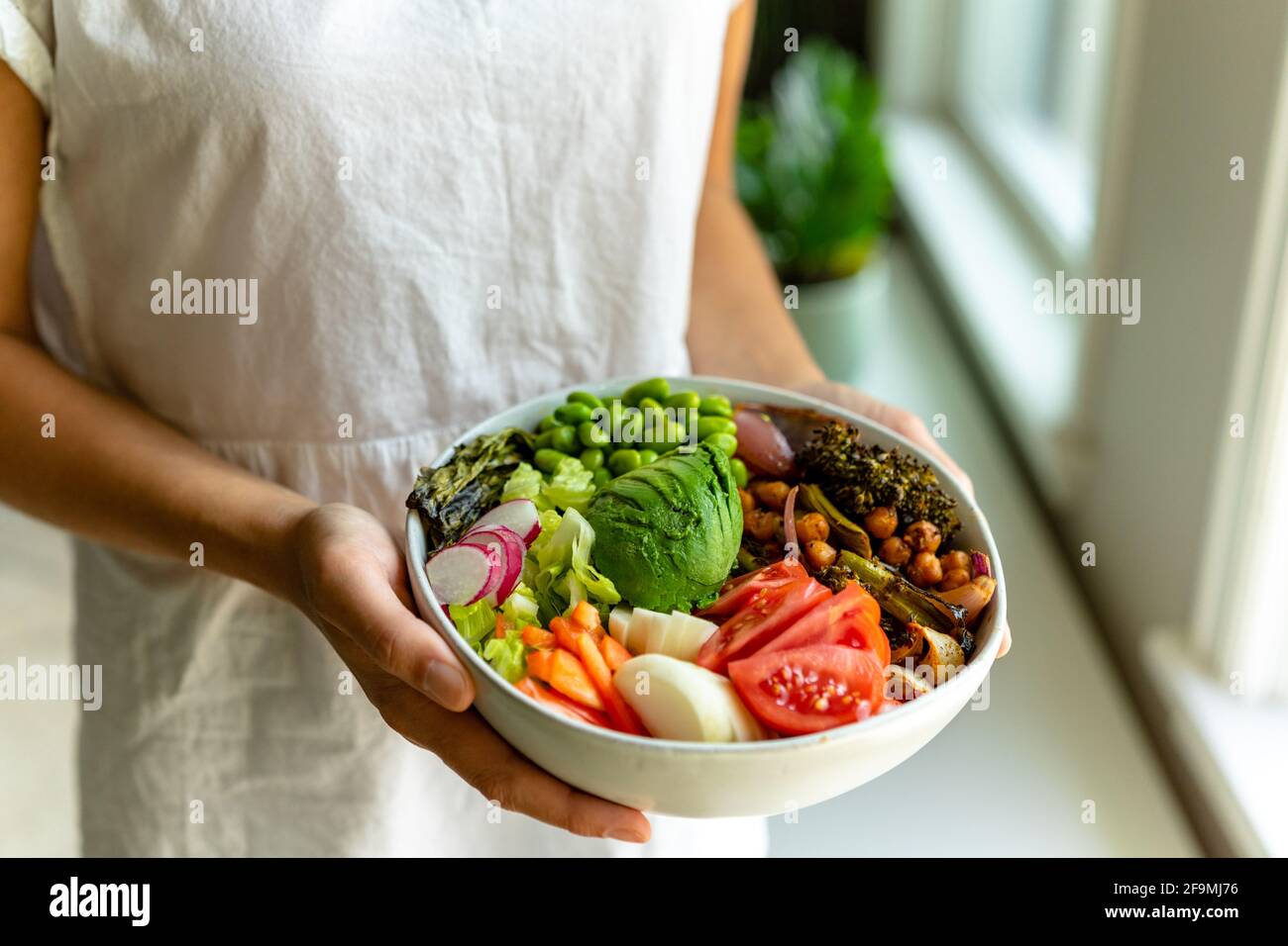 Nahrhafter, gesunder, gerösteter Veggie, veganer, hausgemachter Salat, Mittagsschüssel Stockfoto