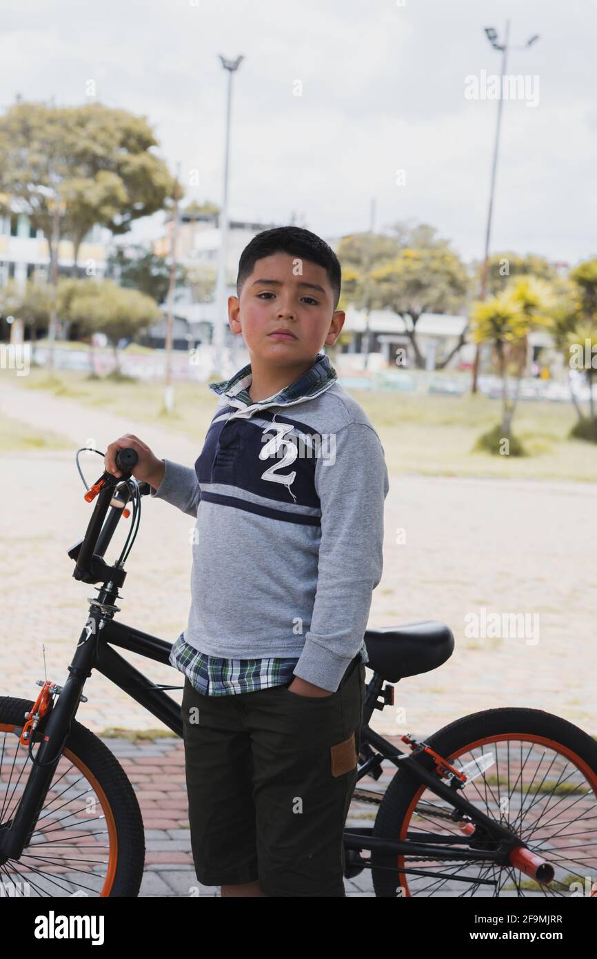 Junge, der mit seinem Fahrrad läuft. Stockfoto