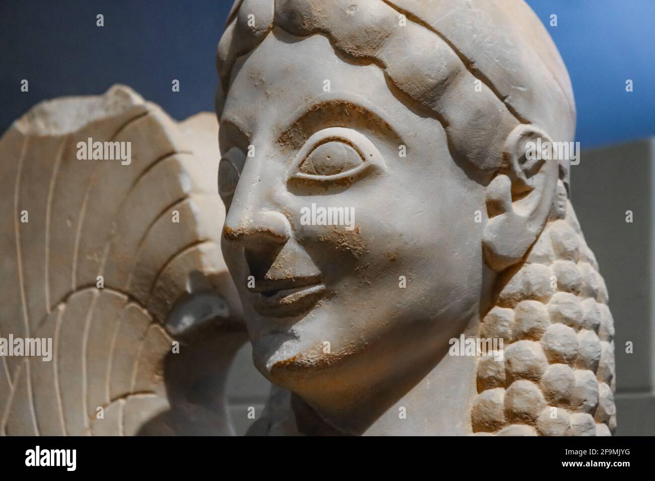 Nahaufnahme einer alten Sphinx in griechischen Ruinen - A Tückische und gnadenlose mythische Kreatur mit dem Kopf eines Mensch und der Körper eines geflügelten Löwen w Stockfoto