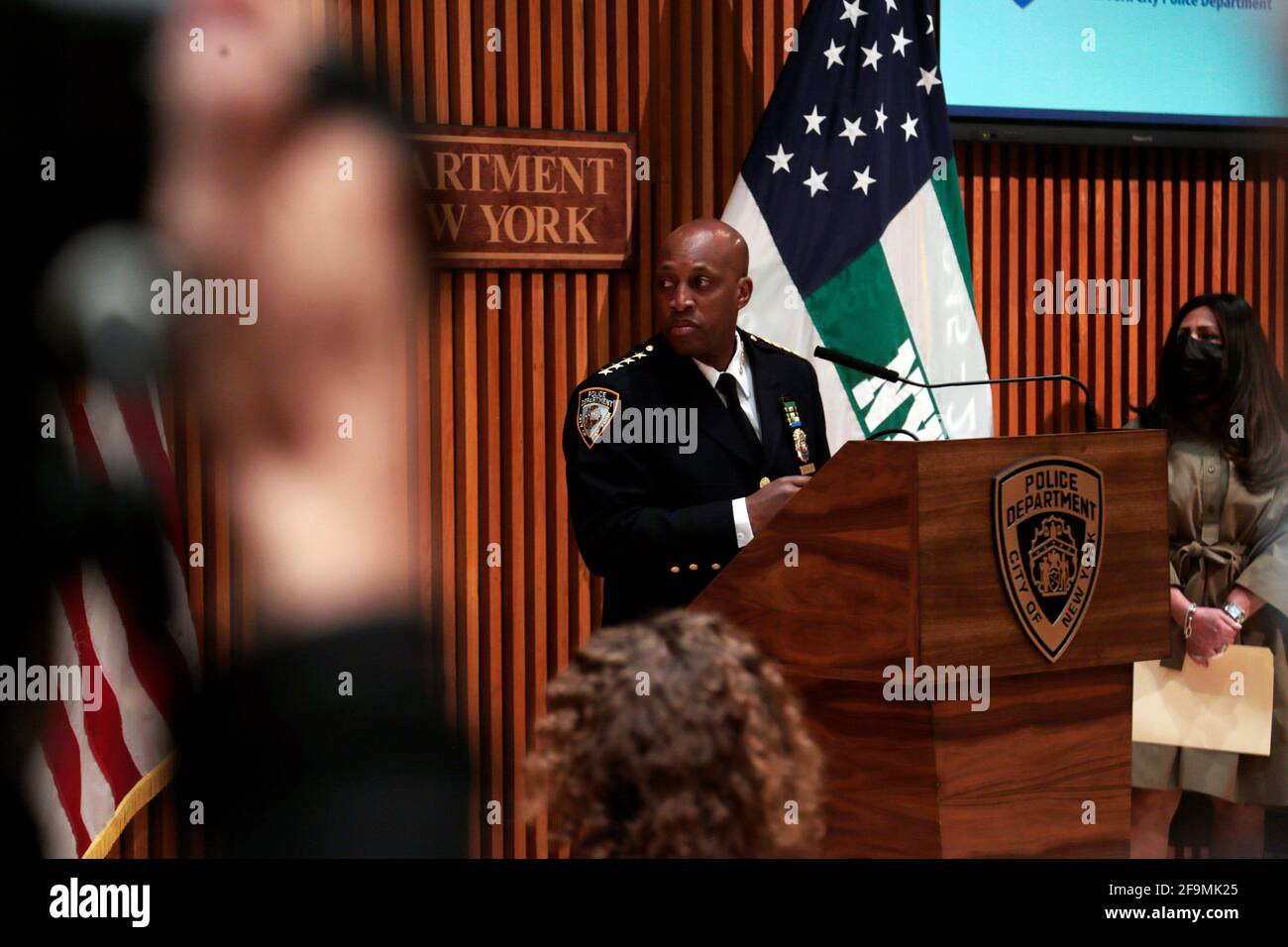 NEW YORK, NY - APRIL 19 : Rodney Harrison, Abteilungsleiter der NYPD, nimmt an der Pressekonferenz Teil, während das New York City Police Department die neue Hate Crime Review Panel ankündigt, die sich aus Gemeindeführern zusammensetzt und Teil der laufenden Bemühungen der Polizeiabteilung ist, die Durchsetzung von Hassverbrechen und die Gerechtigkeit für ihre Opfer sicherzustellen. Fünf hochrangige zivile Führer haben sich dem Panel angeschlossen, dem „NYPD Hate Crime Review Panel“, darunter Devorah Halberstam, Executive Director des Jewish Children's Museum, Fred Teng, Präsident des America China Public Affairs Institute, Pia Raymond, Autorin, Professorin und Stockfoto