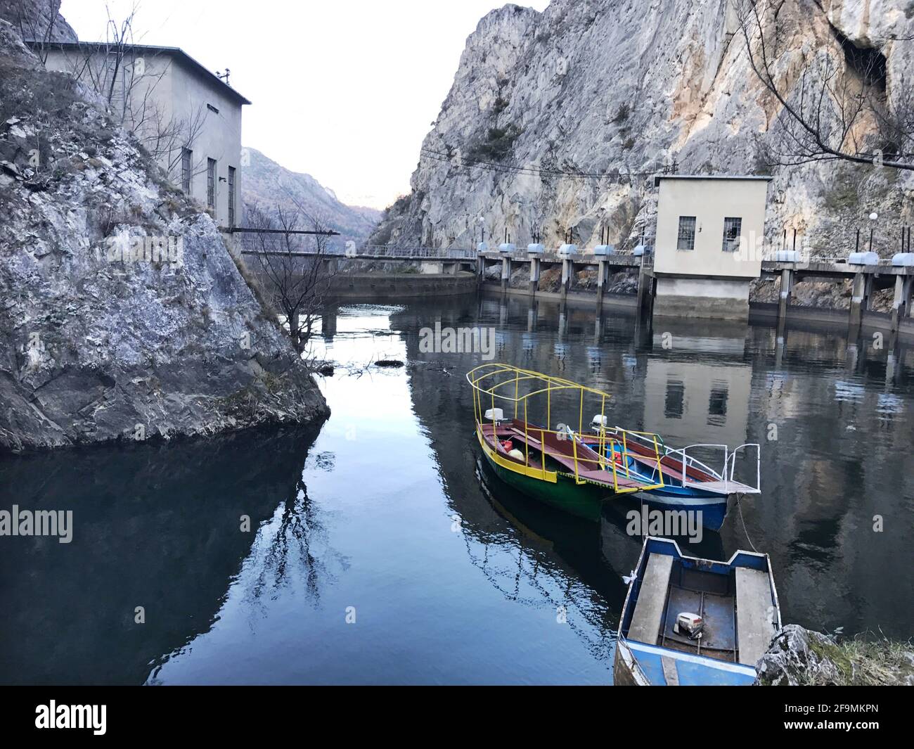 Staumauer am Matka Canyon in Skopje, Mazedonien. Matka ist eines der beliebtesten Outdoor-Ziele in Mazedonien. Stockfoto