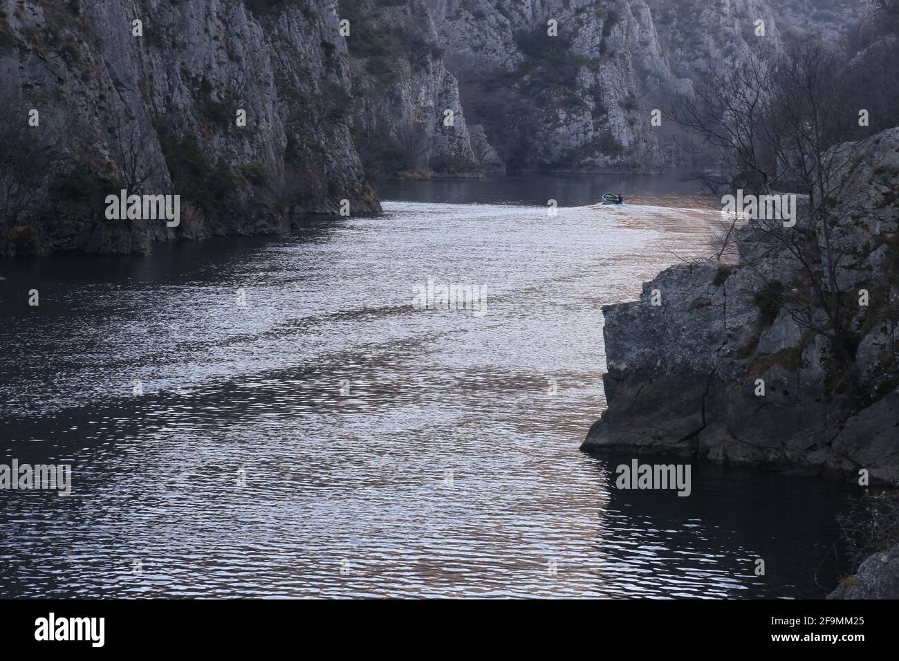 Das Boot fährt am Fluss im Matka Canyon in Skopje, Mazedonien. Matka ist eines der beliebtesten Outdoor-Ziele in Mazedonien. Stockfoto