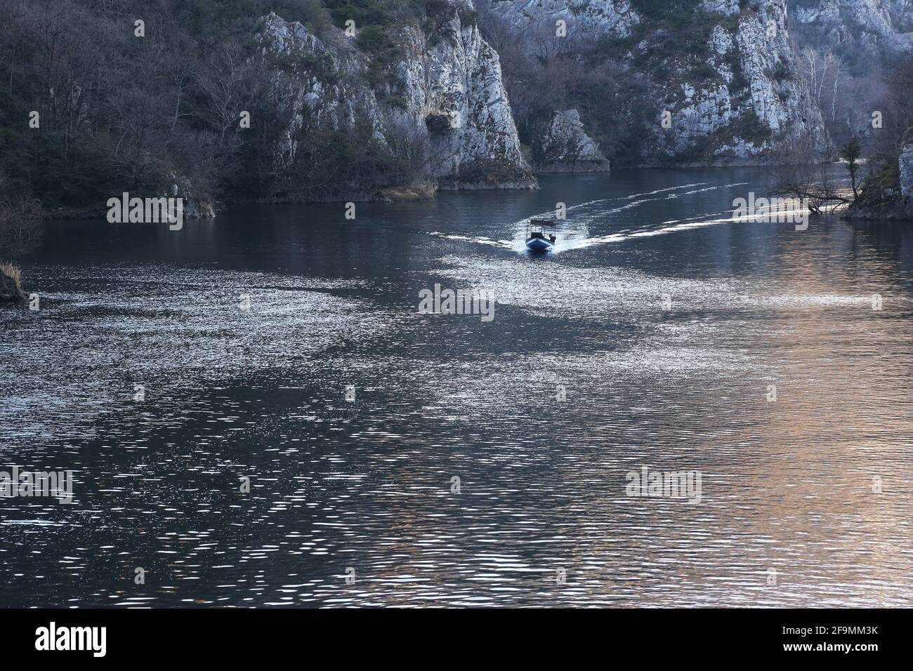 Das Boot fährt am Fluss im Matka Canyon in Skopje, Mazedonien. Matka ist eines der beliebtesten Outdoor-Ziele in Mazedonien. Stockfoto