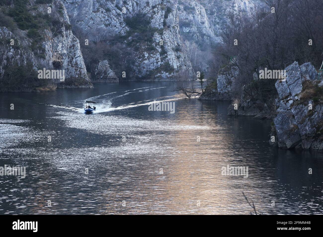 Das Boot fährt am Fluss im Matka Canyon in Skopje, Mazedonien. Matka ist eines der beliebtesten Outdoor-Ziele in Mazedonien. Stockfoto