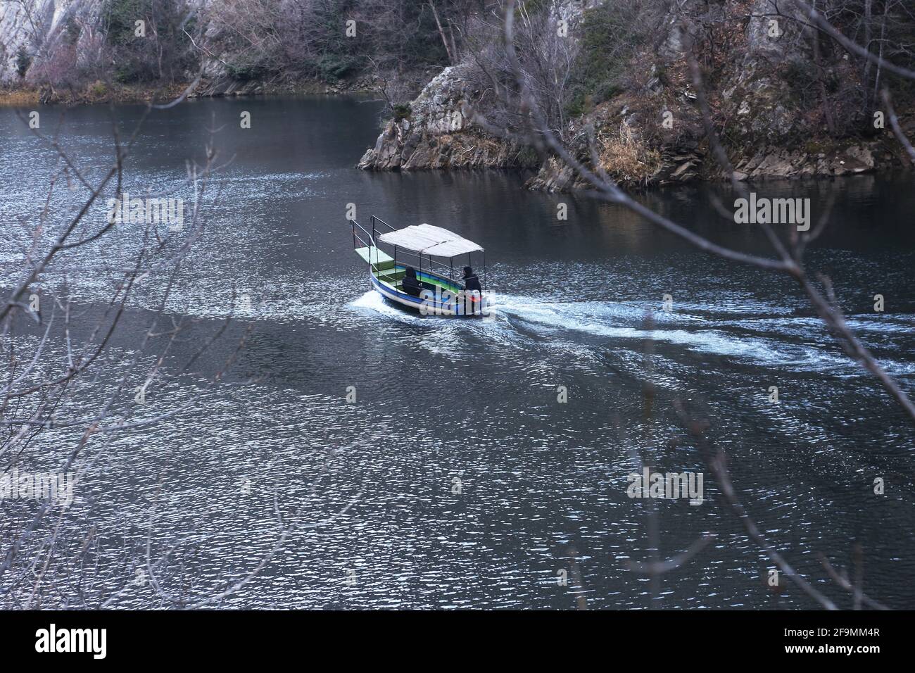 Das Boot fährt am Fluss im Matka Canyon in Skopje, Mazedonien. Matka ist eines der beliebtesten Outdoor-Ziele in Mazedonien. Stockfoto