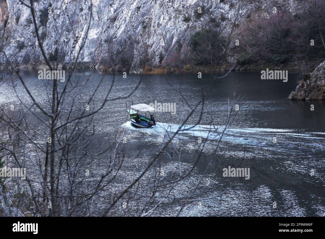 Das Boot fährt am Fluss im Matka Canyon in Skopje, Mazedonien. Matka ist eines der beliebtesten Outdoor-Ziele in Mazedonien. Stockfoto