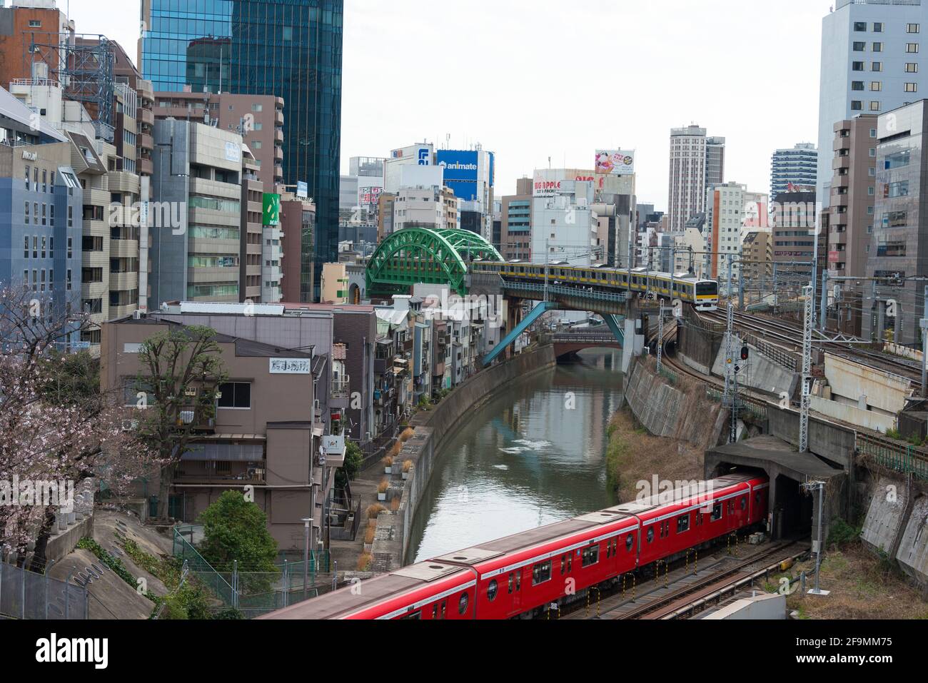 Tokio, Japan - Kanda River View von der Ochanomizu Bridge in der Nähe von Ochanomizu, Station in Bunkyo, Tokyo, Japan. Stockfoto