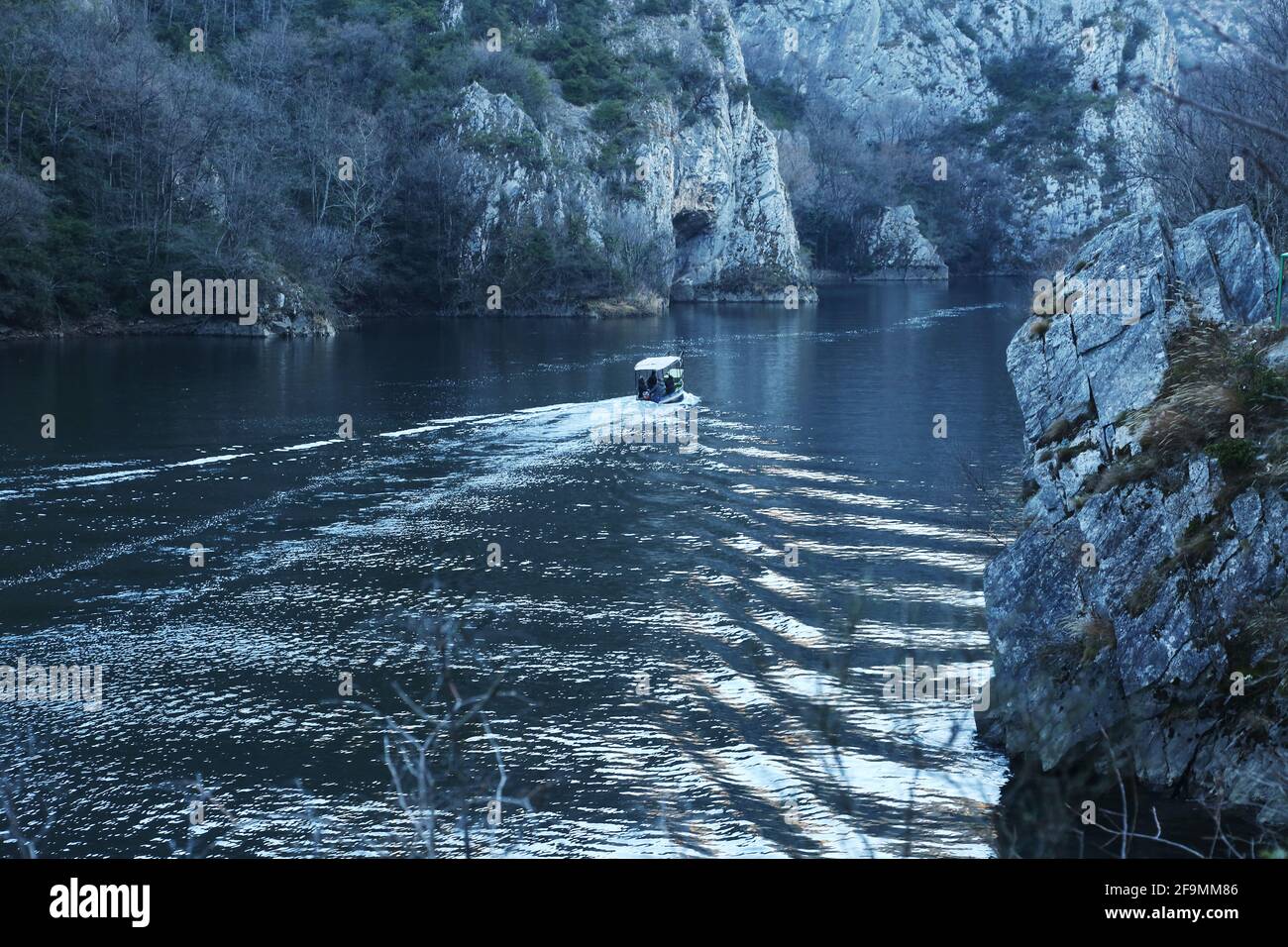 Das Boot fährt am Fluss im Matka Canyon in Skopje, Mazedonien. Matka ist eines der beliebtesten Outdoor-Ziele in Mazedonien. Stockfoto