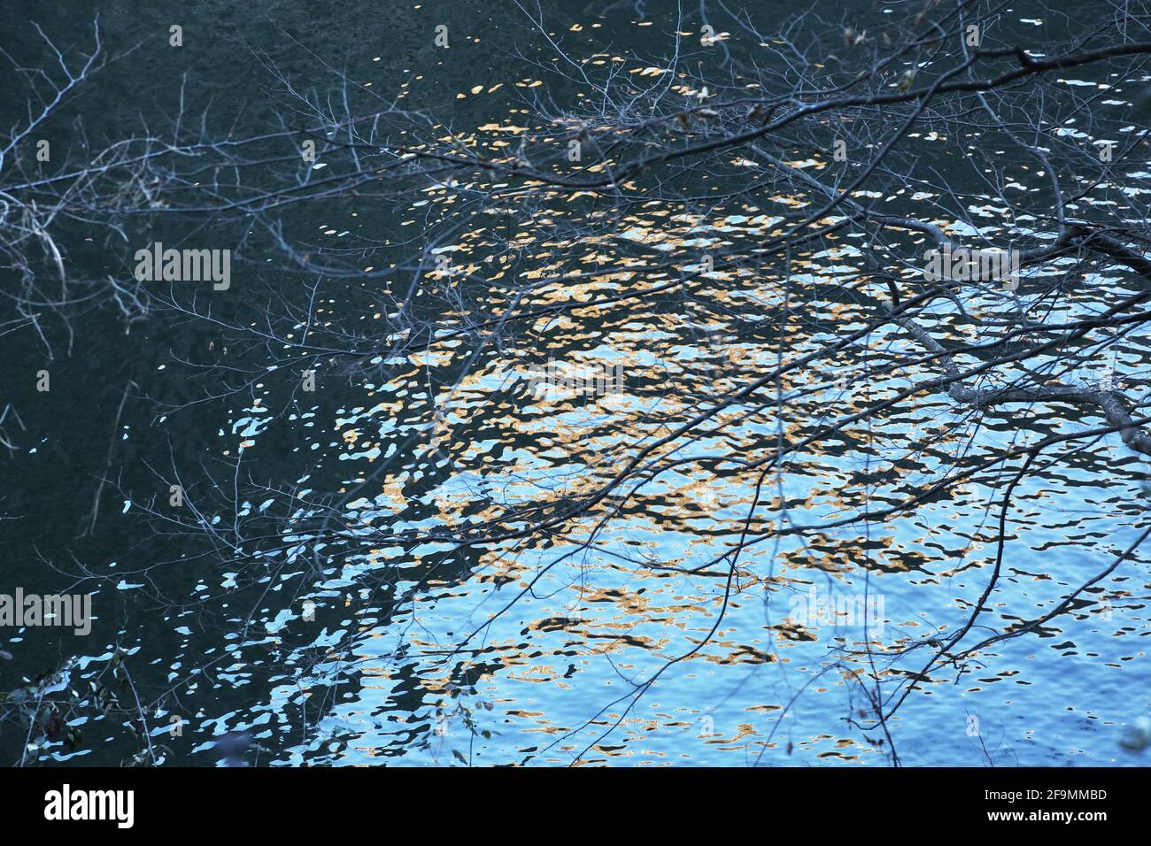 Reflexion im Matka Canyon in Skopje, Mazedonien. Matka ist eines der beliebtesten Outdoor-Ziele in Mazedonien. Stockfoto