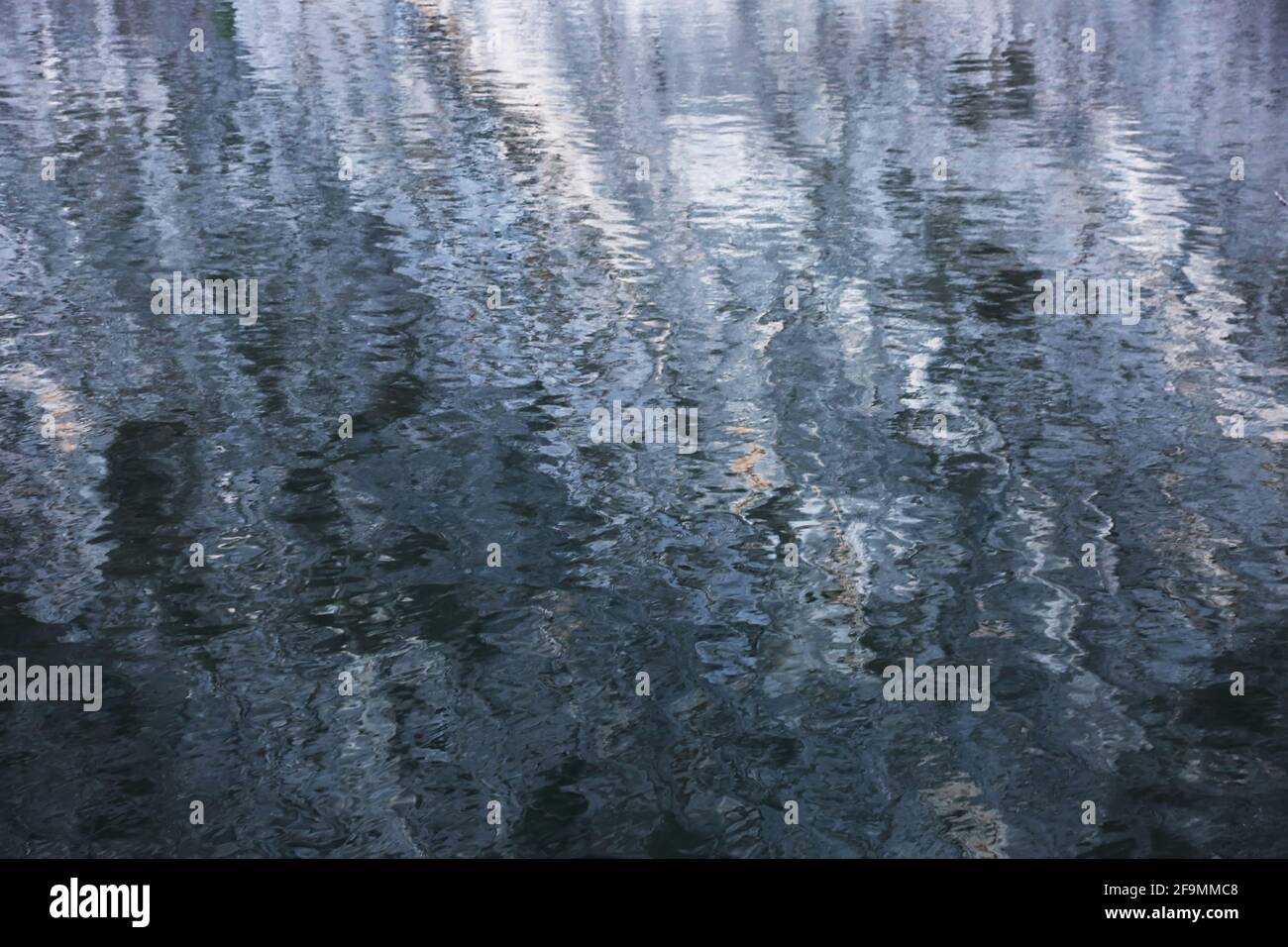 Reflexion im Matka Canyon in Skopje, Mazedonien. Matka ist eines der beliebtesten Outdoor-Ziele in Mazedonien. Stockfoto