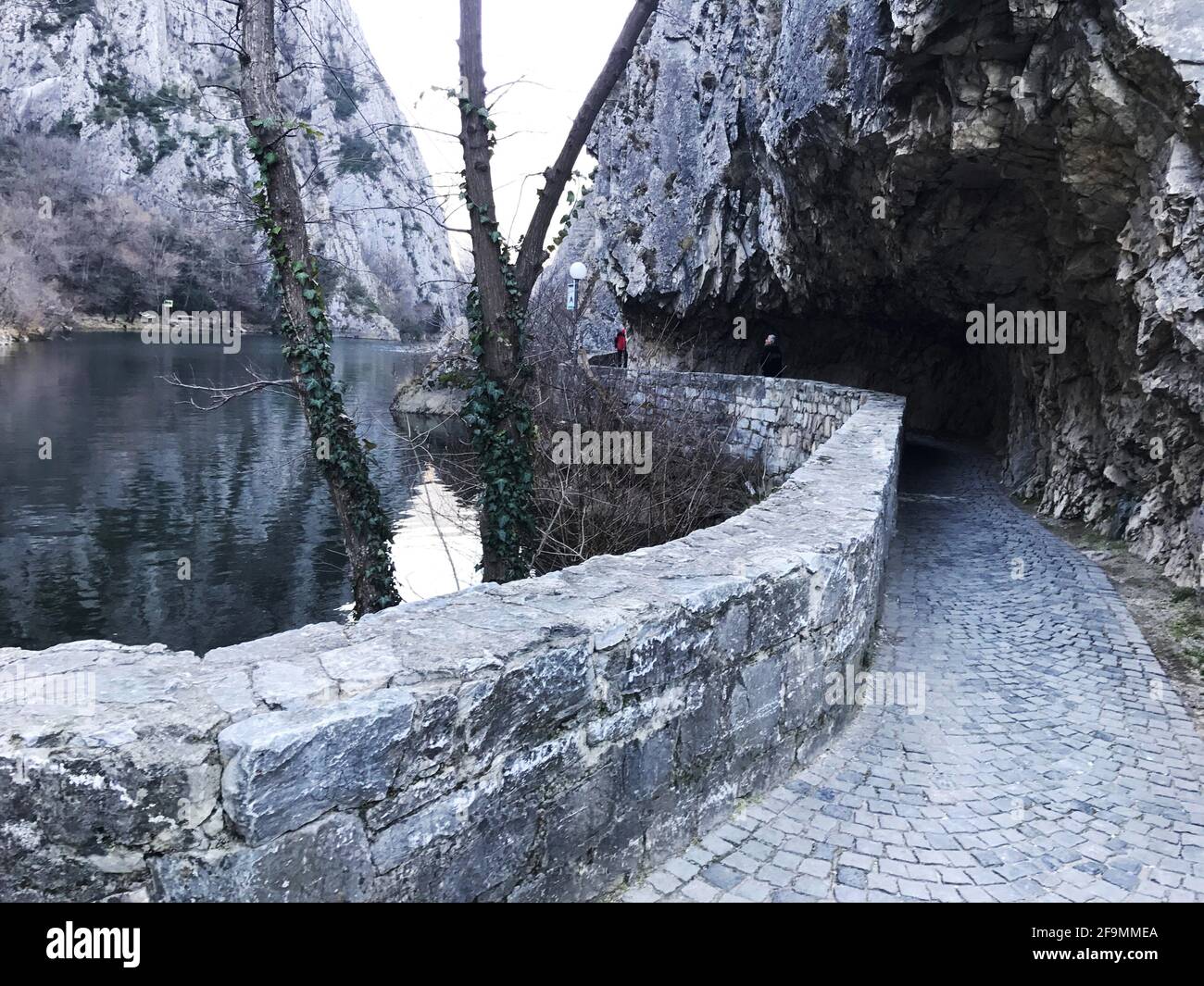 Trekkingstraße am Matka Canyon in Skopje, Mazedonien. Matka ist eines der beliebtesten Outdoor-Ziele in Mazedonien. Stockfoto