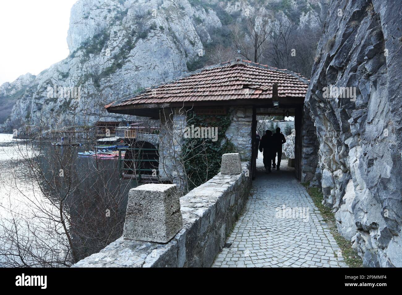 Trekkingstraße am Matka Canyon in Skopje, Mazedonien. Matka ist eines der beliebtesten Outdoor-Ziele in Mazedonien. Stockfoto