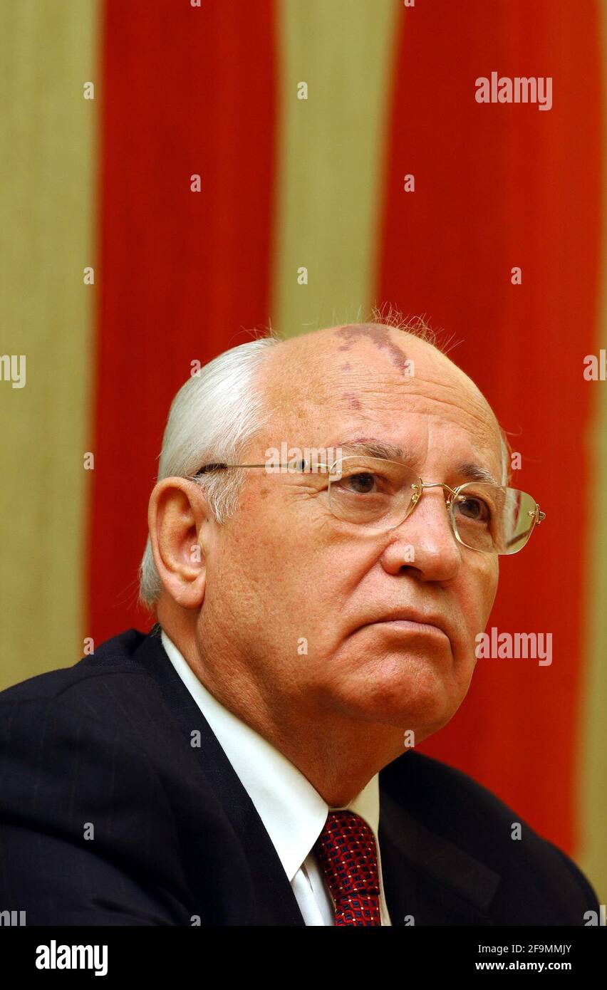 Präsident von Green Cross International und ehemaliger Präsident der Sowjetunion, Mikhail Gorbatschow, bei einer Pressekonferenz im Portcullis House über die Kampagne zur Beseitigung der Existenz von chemischen und biologischen weapons,10. Juli 2002 Foto Andy Paradise Stockfoto