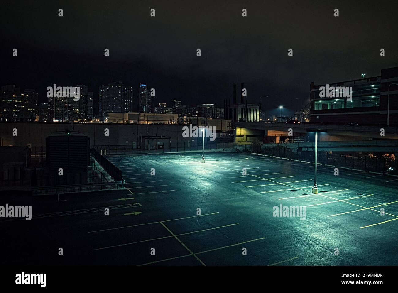 Großer einsamer Stadtparkplatz und Garage in der Nacht In Chicago Stockfoto