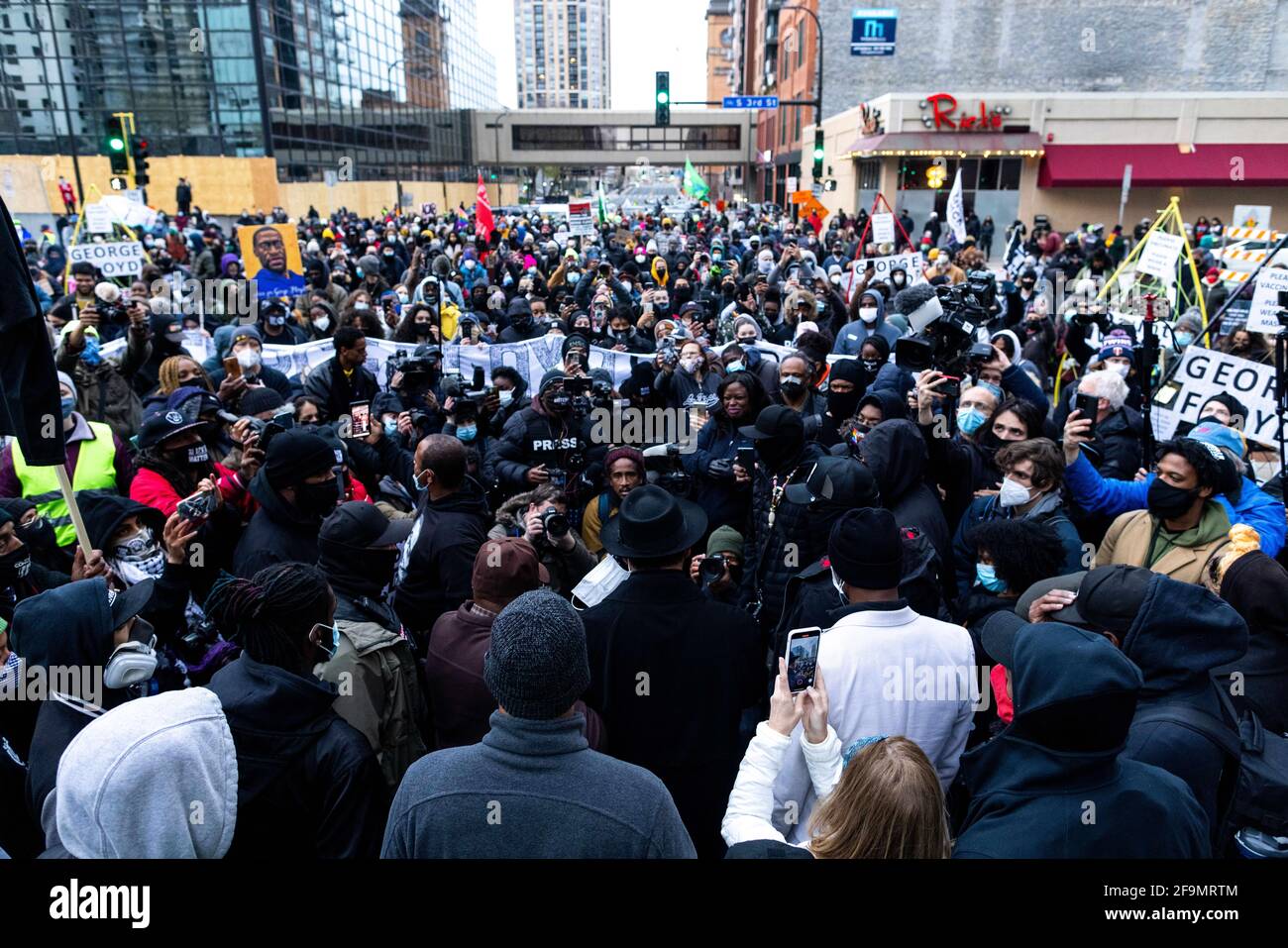 Minneapolis, USA. April 2021. Rev. Jesse Jackson spricht am 19. April 2021 mit einer Gruppe von Demonstranten in Minneapolis, Minnesota. Demonstranten führten einen marsch um die Innenstadt von Minneapolis zur Unterstützung der Verurteilung von Derek Chauvin für den Mord an George Floyd. Die Argumente endeten heute und ein Urteil der Jury wird in Kürze erwartet. (Foto von Brian Feinzimer/Sipa USA) Quelle: SIPA USA/Alamy Live News Stockfoto