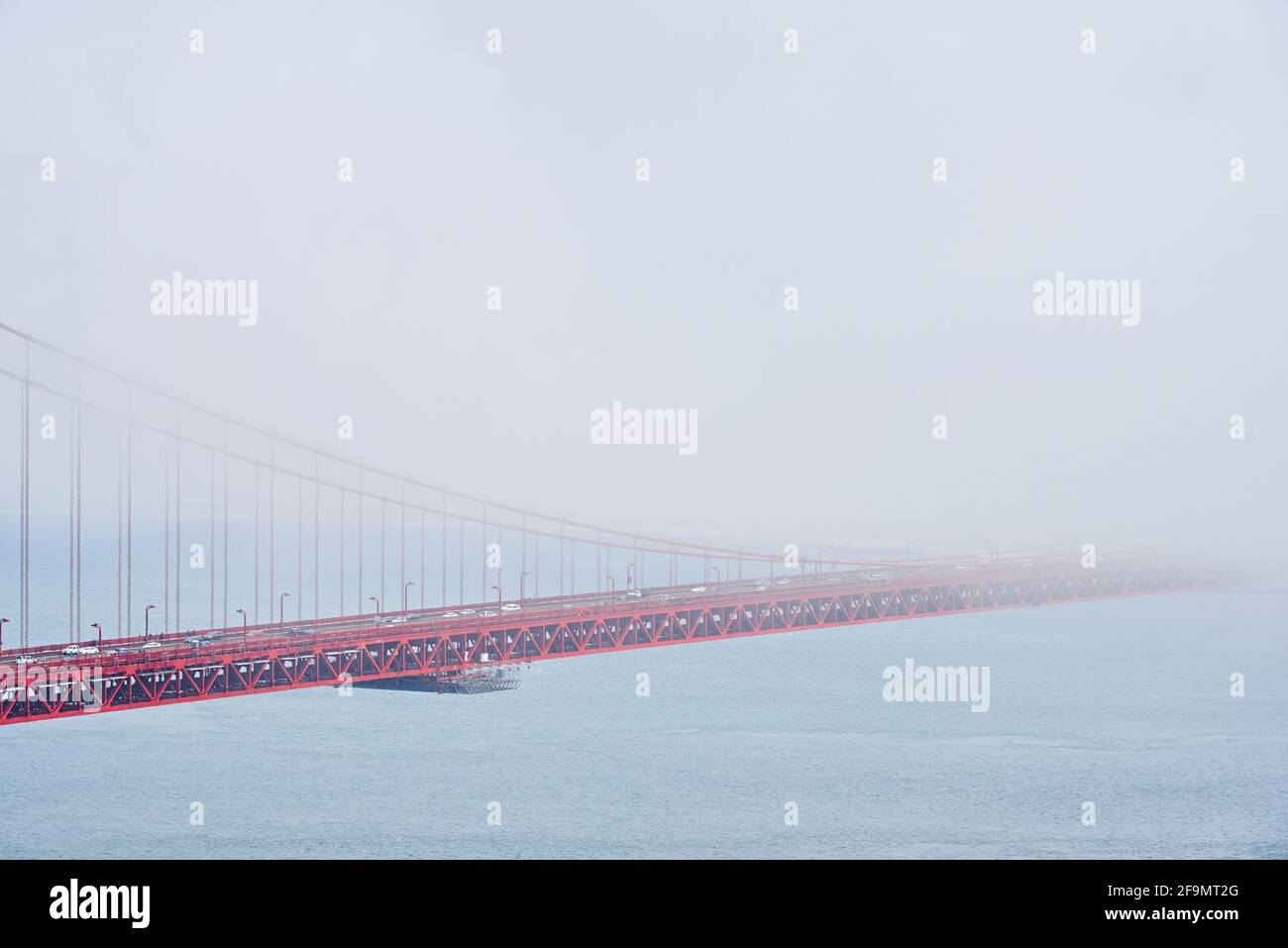 Mittleres Segment der Golden Gate Bridge in Mist San Francisco Stockfoto