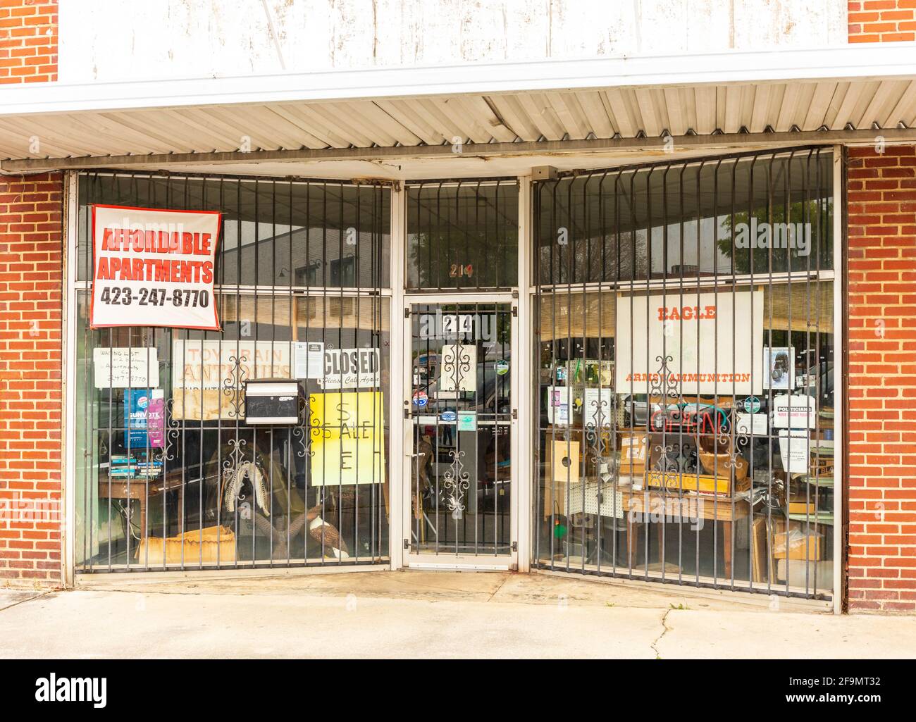 KINGSPORT, TN, USA--8 APRIL 2021: Ein Junk-Shop mit Bars an Fenstern. Zeigt die Vorder- und Eingangstür des Geschäfts. Stockfoto
