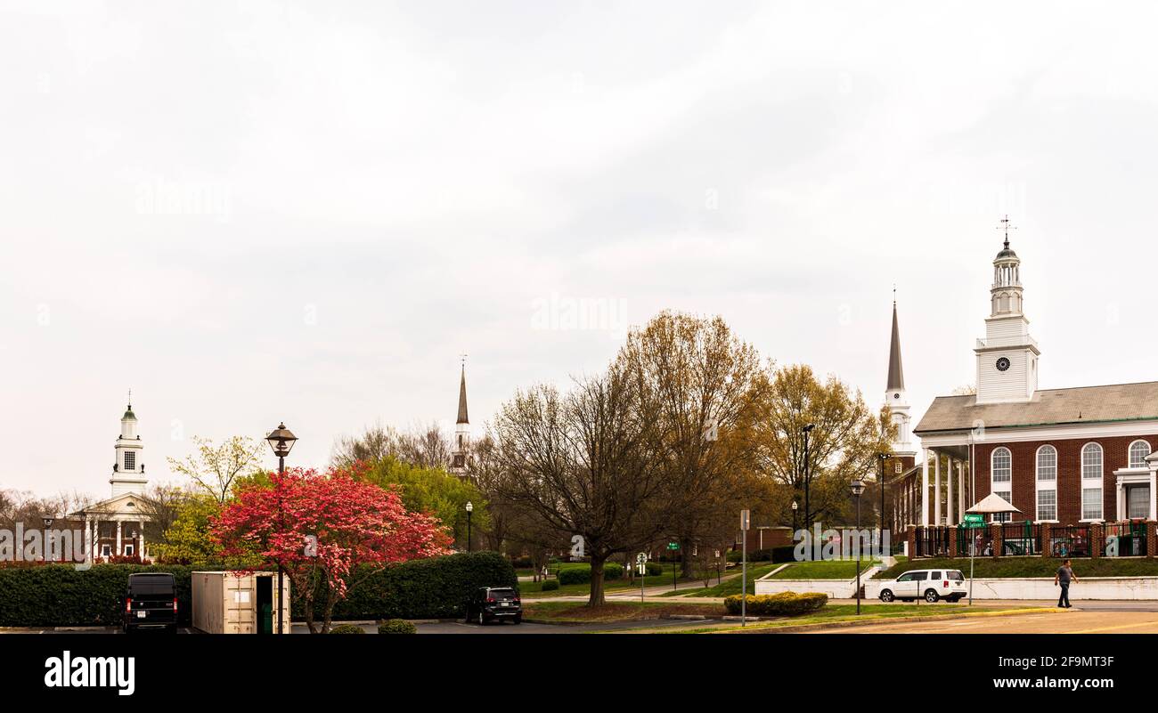 KINGSPORT, TN, USA--8 APRIL 2021: Der Church Circle in Kingsport zeigt 4 Kirchtürme in unmittelbarer Nähe. Stockfoto