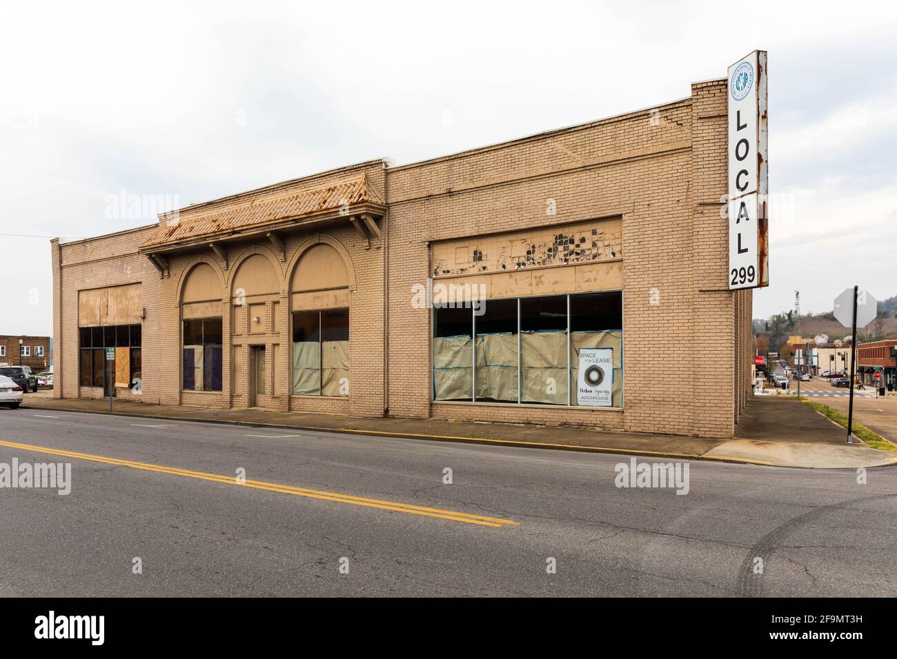 KINGSPORT, TN, USA--8 APRIL 2021: Ein leeres Gebäude mit einem "for Lease"-Schild und einem Festzelt für die United Steelworkers of America, USWA. Stockfoto