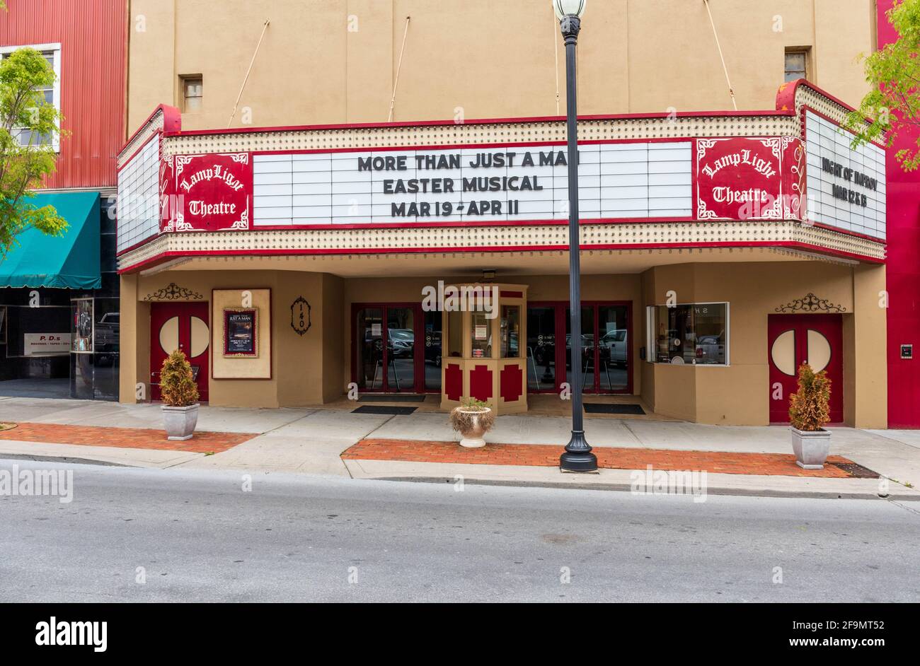 KINGSPORT, TN, USA--8 APRIL 2021:eine elegante Fassade des Lamplight Theatre, einem Veranstaltungsort für Live-Shows. Gezeigt werden das Festzelt, der Ticketschalter und die Eingangstüren. Stockfoto