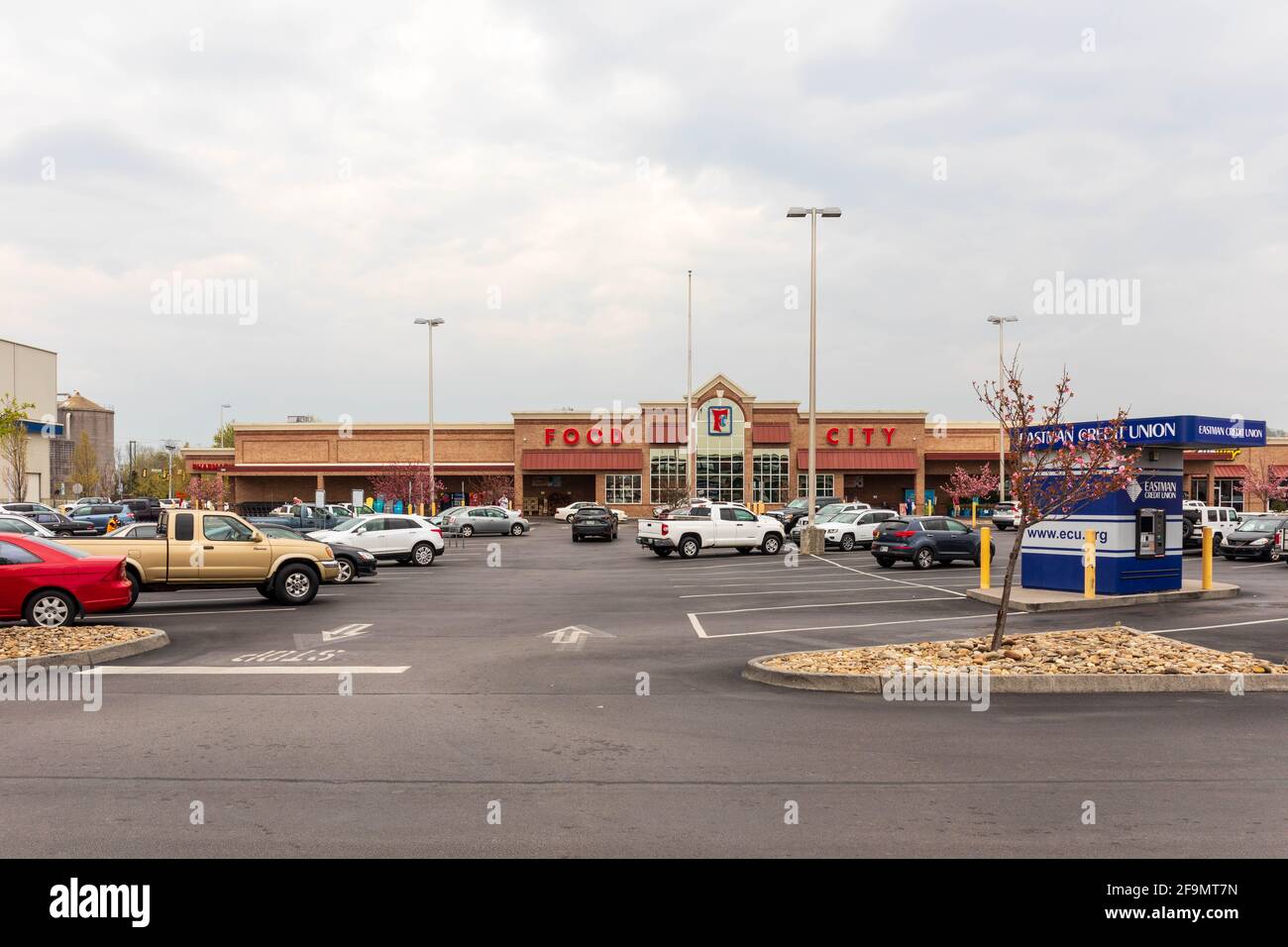 KINGSPORT, TN, USA--8 APRIL 2021: Eine lokale Niederlassung von Food City, einer Supermarktkette mit Geschäften in Georgia, Kentucky, Tennessee und Virginia. Privat Stockfoto