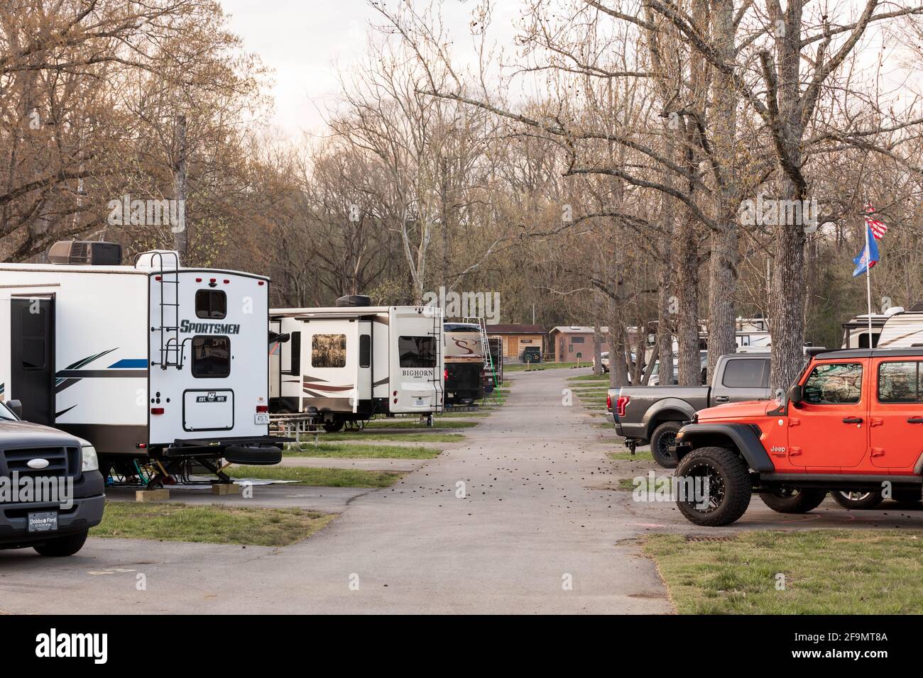 LIMESTONE, TN, USA--8 APRIL 2021: Ein vielbeschäftigter Wohnmobil-Campingplatz mit einer Reihe von Campingwagen, Wohnmobile und Lastwagen. Frühmorgens. Stockfoto