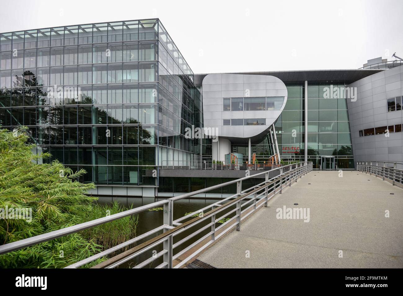 DEUTSCHLAND DRESDEN - AUGUST 2015: Glaeserne Manufaktur. Glasmanufaktur Volkswagen. Neues Glasgebäude des Volkswagen-Werks, Grün in der Nähe eines Gebäudes. Hochwertige Fotos Stockfoto