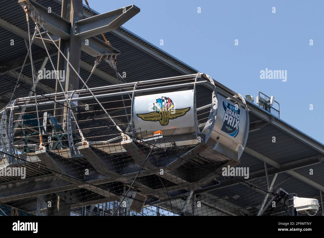 Indianapolis - ca. April 2021: Indianapolis Motor Speedway Flagge steht an der Start-Ziel-Linie. IMS bereitet sich auf die Indy 500 und Brickyard 400 vor Stockfoto