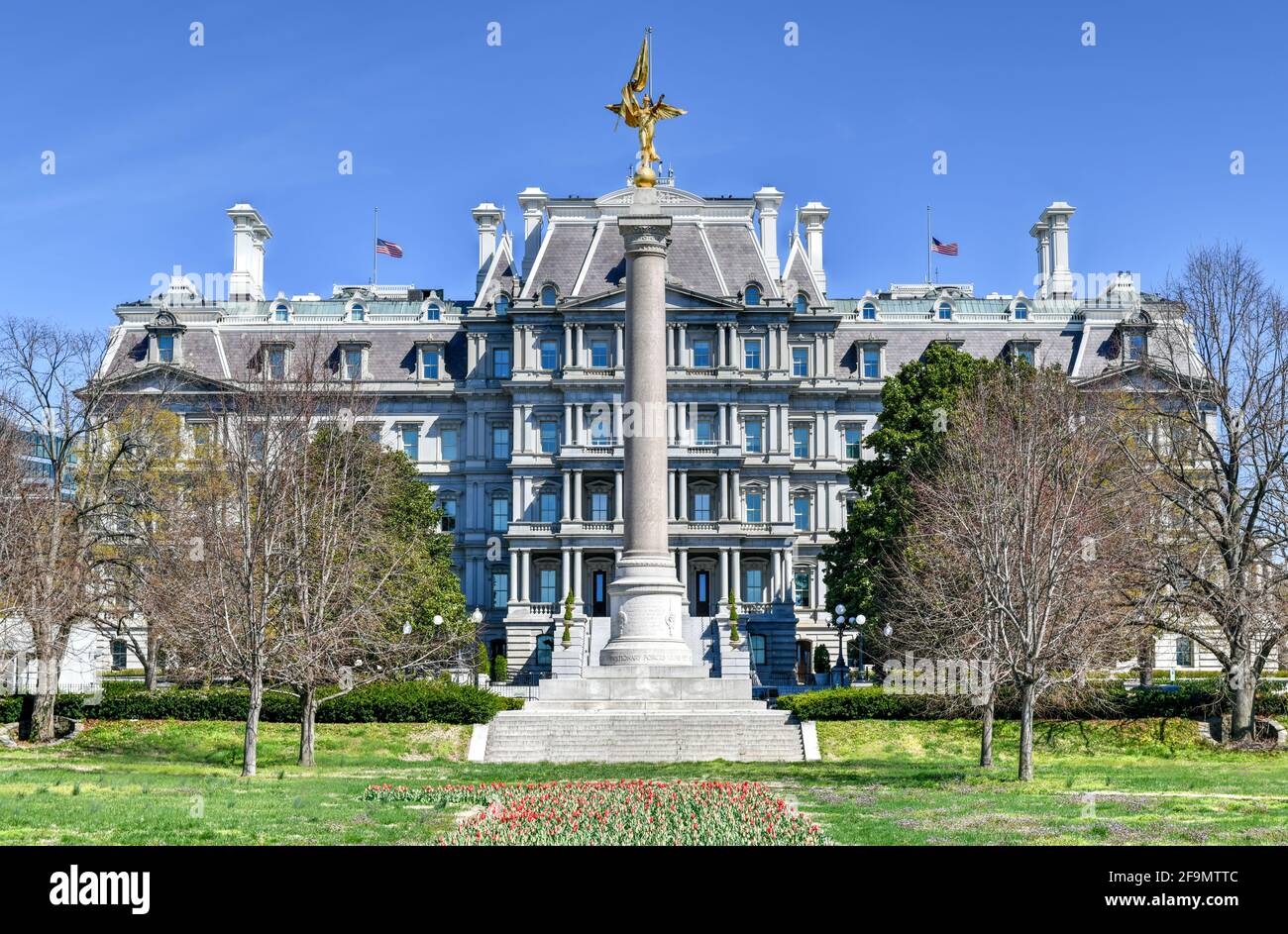 Das Eisenhower Executive Office Building in Washington, DC. Vorne steht das First Division Monument, eine Hommage an diejenigen, die während des Diens in den 1er Jahren gestorben sind Stockfoto