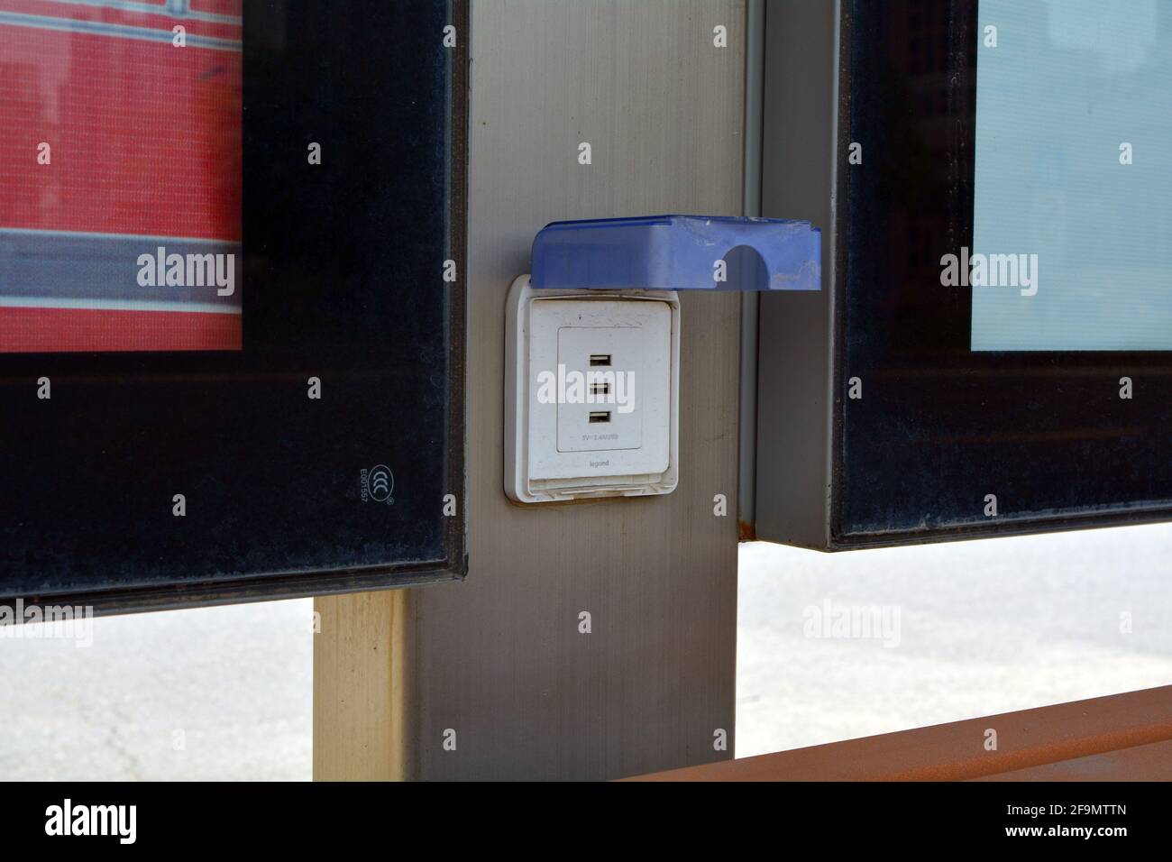 USB-Ladebuchsen an einer Bushaltestelle in China, weil Chinesen nicht ohne Handys leben können, brauchen sie immer einen Ort, um sie aufzuladen. Stockfoto