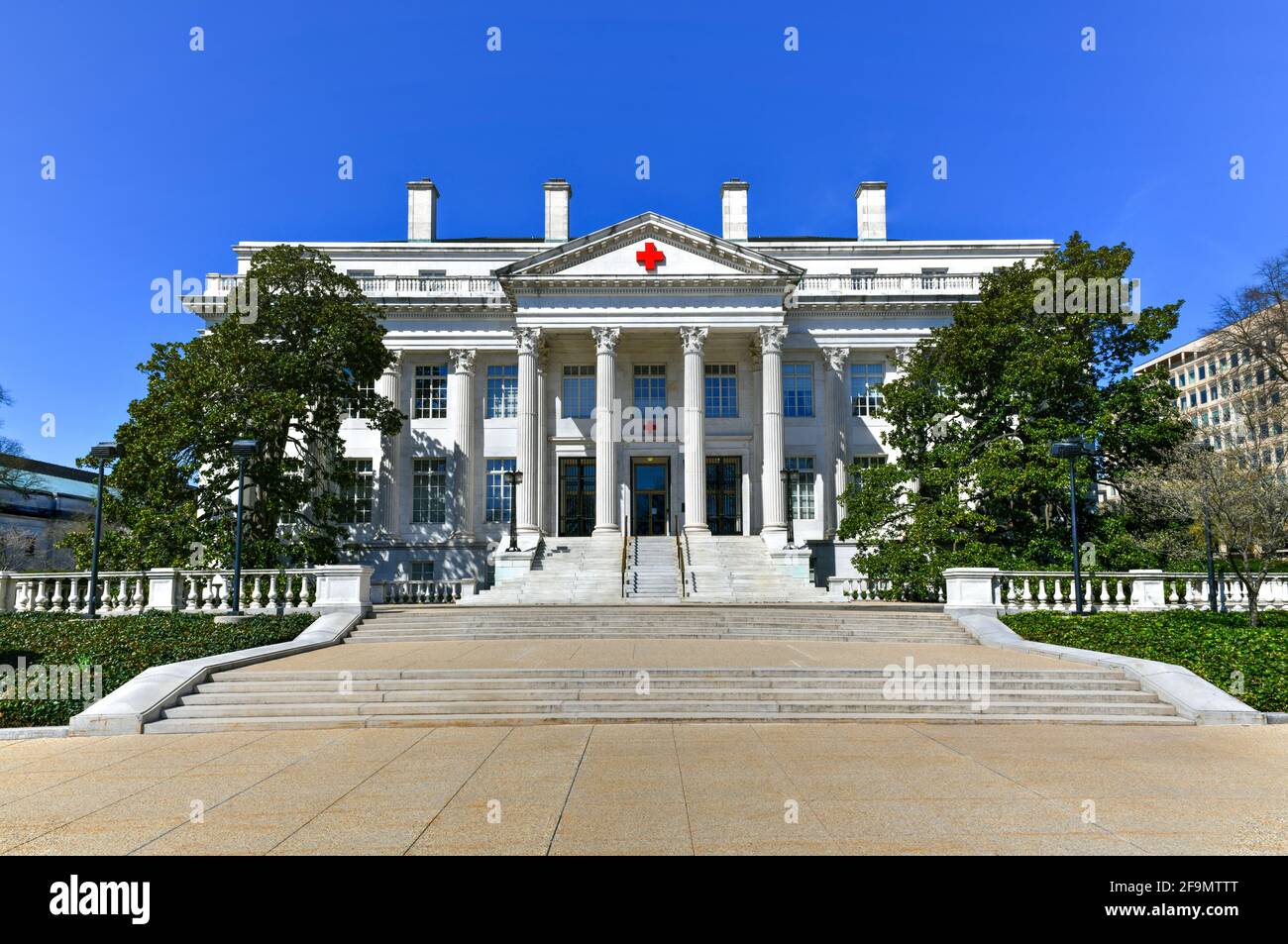 Washington, DC - 3. April 2021: Nationales Hauptquartier des amerikanischen Roten Kreuzes in Washington. Es wurde 1965 zum Nationalen Historischen Wahrzeichen erklärt. Stockfoto