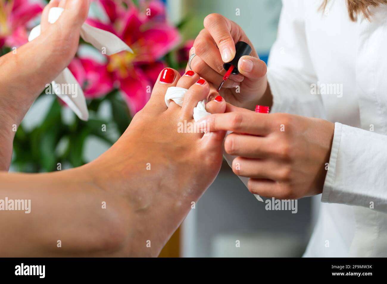 Frau empfangende Pediküre in einem Day Spa, Füße Nägel bekommen Polnisch Stockfoto